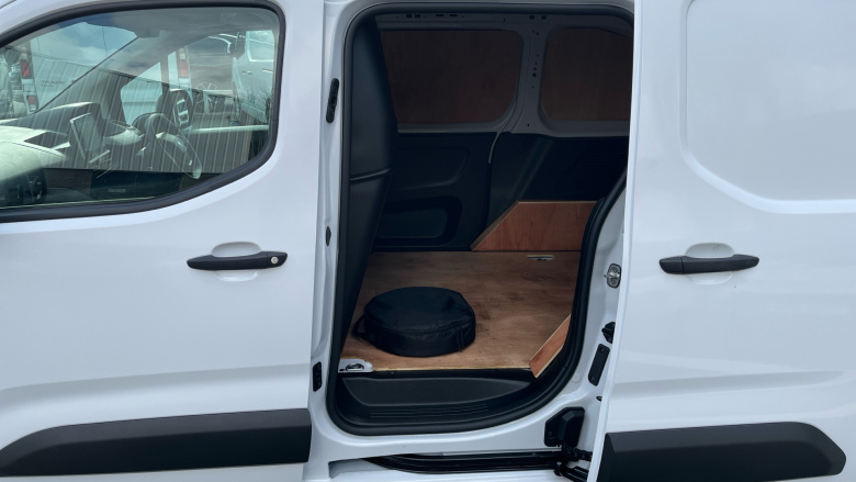 Peugeot Partner E-Standard 800 100kW 50kWh Professional Premium + Van Auto